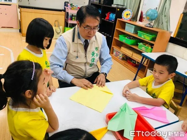 ▲台南市長黃偉哲市長5日前往忠義國小附幼訪視公幼延長照顧辦理情形,與幼兒園小朋友一起進行音樂律動與手作活動。(圖/記者林悅翻攝,下同)