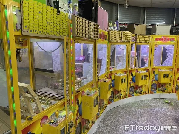 ▲▼竹南警分局附近有30台娃娃機遭毀損,警方鎖定嫌犯追緝中。(圖/記者蔡文淵翻攝)