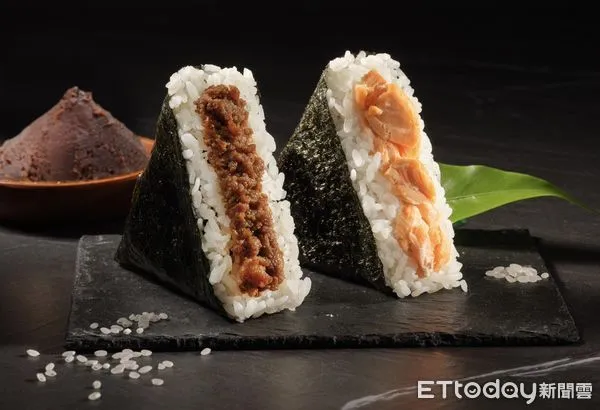 ▲▼OK mart攜手東京最古老飯糰店「おにぎり淺草宿六」推出2款三角飯糰。(圖/業者提供)