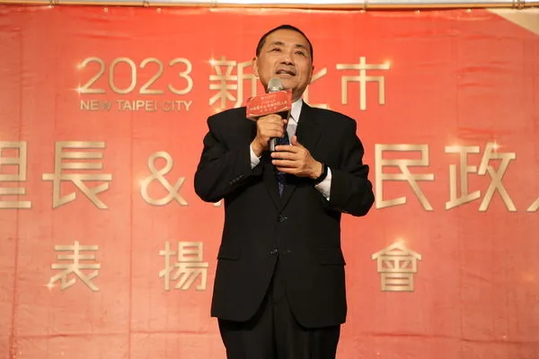 ▲表揚122特優里長 侯友宜:一起為新北打拚。(圖/新北市民政局提供)