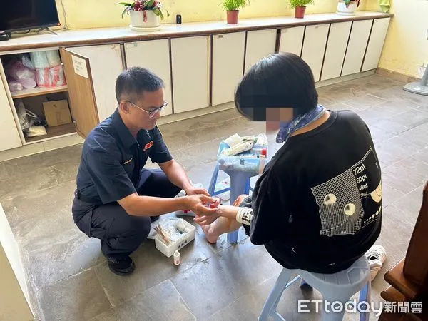 ▲受傷的邱同學到派出所請求協助,員警幫忙上藥 。(圖/記者吳奕靖翻攝)