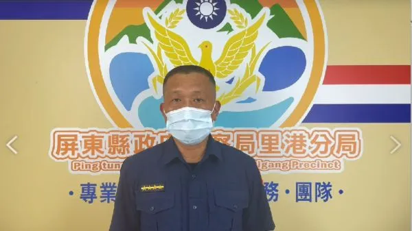 ▲里港警分局大平所副所長王景宗說明警方處理經過 。(圖/記者陳崑福翻攝)
