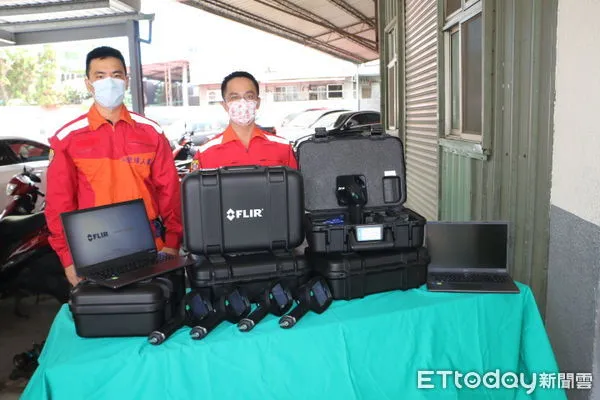 ▲台中市政府消防局第七救災救護大隊暨所屬分隊受贈救災用紅外線熱顯像儀5台及筆記型電腦2台,為臺中消防的救災裝備汰舊換新,注入新能量。(圖/記者蔡佩旻翻攝)