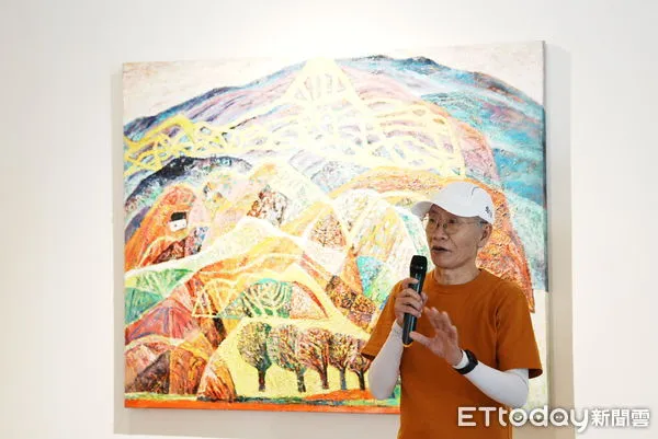 ▲畫家鄭福成8日於台南甘樂阿舍美術館,舉辦2023個展「山外山」開幕茶會,歡迎來欣賞畫作之美。(圖/記者林悅翻攝,下同)