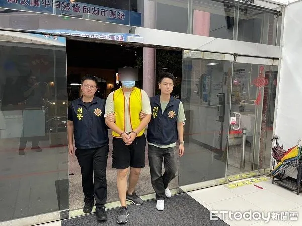 ▲警方埋伏逮捕前來款的車手林姓男子。(圖/平鎮警分局提供)