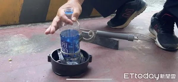 ▲布農族獵人體驗改良式獵具。(圖/南投林區管理處提供)