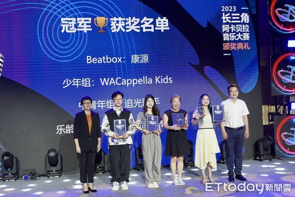 ▼主辦方分別為各組冠軍頒發獎牌和證書。(圖/記者趙禕攝)