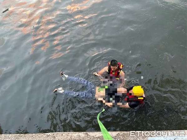 ▲台南市中西區府前路二段運河內,10日清晨發生年輕女子落水,警消將溺水的吳姓女子搶救上岸,但人已無生命跡象,經送醫急救已恢復呼吸心跳。(圖/記者林悅翻攝)