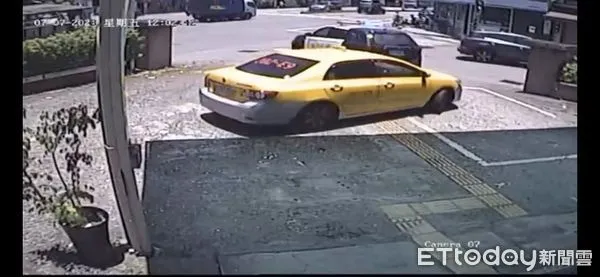 ▲▼員警開啟警笛開道,讓計程車尾隨在後。協助護送至花蓮慈濟醫院急診室急救。(圖/記者王兆麟翻攝,下同)