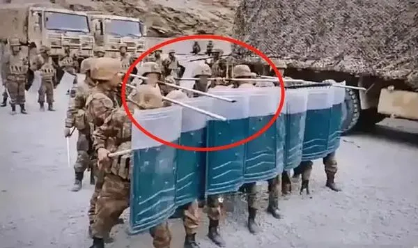 ▲▼中印邊界解放軍新武器「削尖鋼管」。(圖/鋒芒FM)