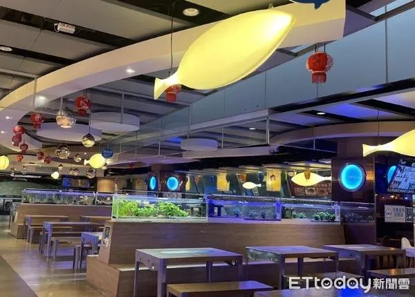 ▲▼國道清水服務區2樓設有魚兒水族世界用餐區。(圖/高公局)