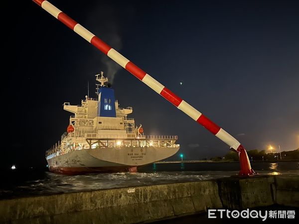 ▲▼華春輪出港撞紅毛港護岸慘了,擋浪牆破、導航燈歪...至少得賠250萬。(圖/記者賴文萱翻攝)