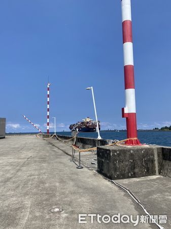 ▲▼華春輪出港撞紅毛港護岸慘了,擋浪牆破、導航燈歪...至少得賠250萬。(圖/記者賴文萱翻攝)