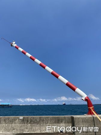 ▲▼華春輪出港撞紅毛港護岸慘了,擋浪牆破、導航燈歪...至少得賠250萬。(圖/記者賴文萱翻攝)