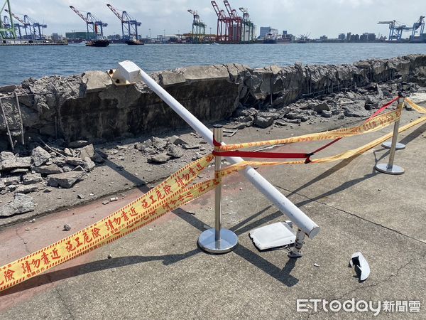▲▼華春輪出港撞紅毛港護岸慘了,擋浪牆破、導航燈歪...至少得賠250萬。(圖/記者賴文萱翻攝)