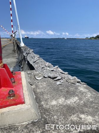 ▲▼華春輪出港撞紅毛港護岸慘了,擋浪牆破、導航燈歪...至少得賠250萬。(圖/記者賴文萱翻攝)
