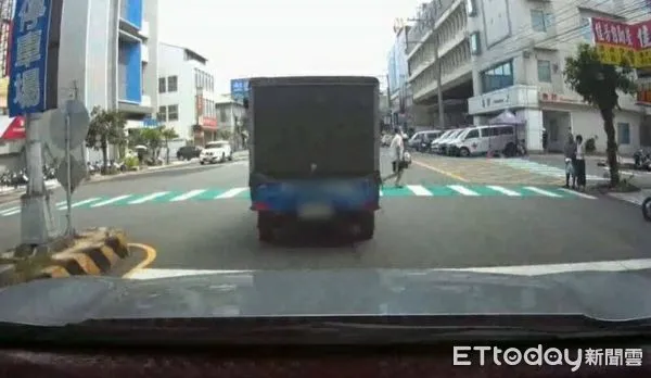 ▲沙鹿一處路口上月有行人被撞傷,不料日前又有人差點被撞。(圖/民眾提供,下同)