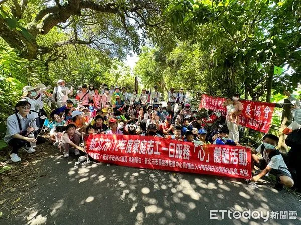 ▲▼ 志工們清除綠癌 。(圖/記者戴上容翻攝)