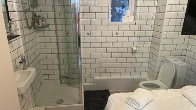 Airbnb房源「淋浴間在床鋪右下角」　他見裝潢傻眼：廁所裡擺床？