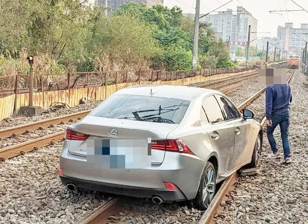 ▲今年4月間,江姓男子駕駛凌志轎車行經桃園市八德區永豐平交道,疑似操作不當卡在鐵軌上,台鐵環島列車緊急煞車。(資料照/翻攝自台灣鐵道列車運轉資訊臉書)