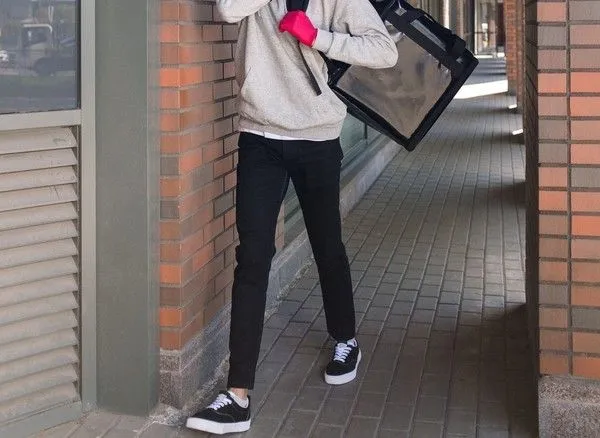 ▲桃園市白姓男子於2021年9月間在代購平台上訂餐115元餐點、100元商品,業者還幫忙墊付1,000元,但事後送貨時,白南卻未出面也未付款。(示意圖/免費圖庫pexels)