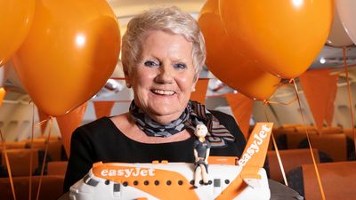 英國「空服員奶奶」服務80萬名旅客　過73歲生日望求職者勇敢追夢