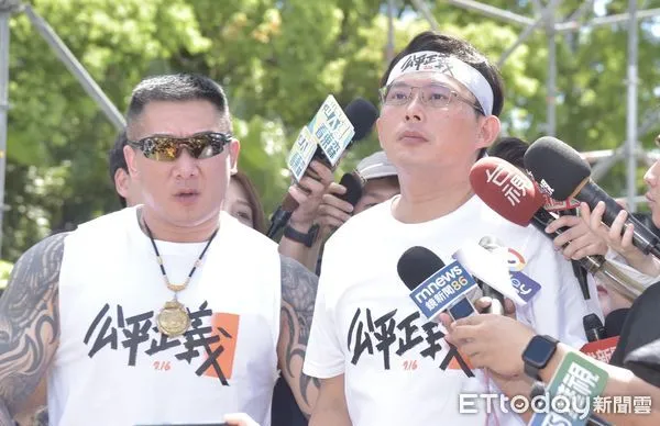 ▲▼館長陳之漢與黃國昌一同舉辦「七月十六上凱道,公平正義救台灣」活動,716遊行。(圖/記者李毓康攝)