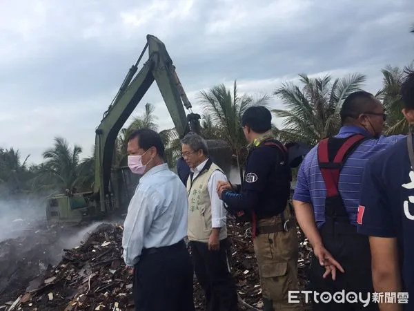 ▲台南市安南區海西段一處非法堆置大量廢木材,近日發生火災,環保局除針對現場空氣污染物採樣送檢,並要求儘速打包現場廢木材,僱請怪手開挖澆水降溫,撲減火苗改善悶燒情形。(圖/記者林悅翻攝,下同)