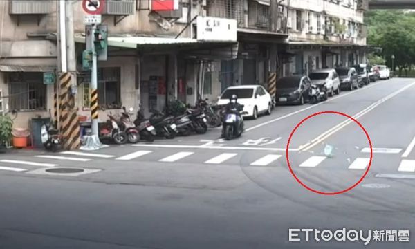 ▲▼大樓住戶空拋「烤麵包機」墜地砸爛 騎士只差3步險遭爆頭。(圖/記者陳以昇翻攝)
