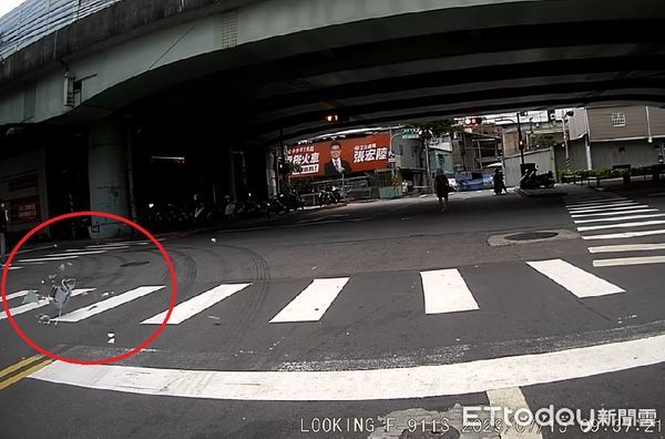 ▲▼大樓住戶空拋「烤麵包機」墜地砸爛 騎士只差3步險遭爆頭。(圖/記者陳以昇翻攝)