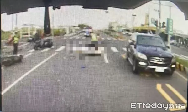 ▲▼ 嘉義朴子大慷榔騎士未兩段式待轉遭同向汽車撞上 。(圖/記者翁伊森翻攝)