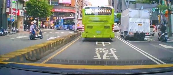 小黃駕駛16日行經永和路二段路口,直擊家長騎車載著2個孩子,逆向行駛強闖對向車道。(翻攝自《記者爆料網》)