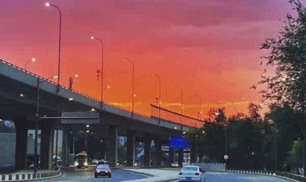 ▲新疆烏魯木齊的絕美晚霞。(圖/翻攝新疆日報)