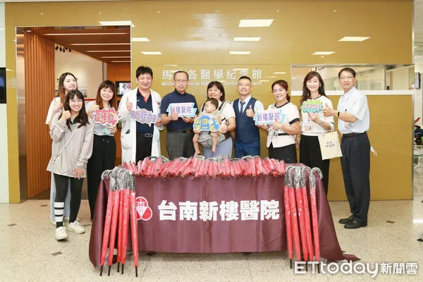 ▲郭耀文(右4)偕妻與滿月女兒捐贈愛心傘,由唐修治副院長(左4)、蔡國聖主任(左3)代表接受。(圖/記者林悅翻攝,下同)