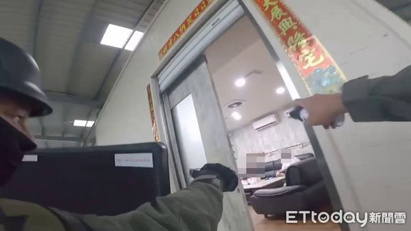 ▲南投警方緝獲暴力討債集團,逮捕8名嫌犯依法送辦。(圖/記者高堂堯翻攝)