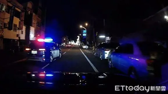 ▲在台南市警六分局警車鳴笛開道下,協助孕婦乘坐的計程車在7分鐘快速到達郭綜合醫院順利就醫生產,母子均安。(圖/記者林悅翻攝,下同)