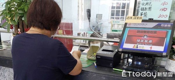 ▲▼玉里醫院規劃一系列的行政流程及工作人員協助住民領取普發紅利。(圖/玉里醫院提供,下同)