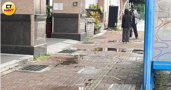 窗型冷氣從高處17樓掉落,砸中正在等公車的黃女,現場遺留部份冷氣殘骸。(圖/黃翎瑄攝)