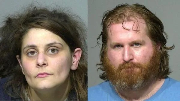 ▲▼科赫和曼克因對孩子疏忽管教而被控告虐童。(圖/翻攝自推特)