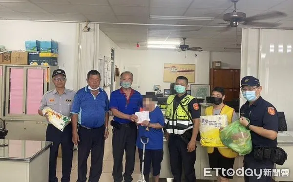 ▲東港警分局新園分駐所所長林昆賢、警員李昭慶幫李婦度難關 。(圖/記者陳崑福翻攝)