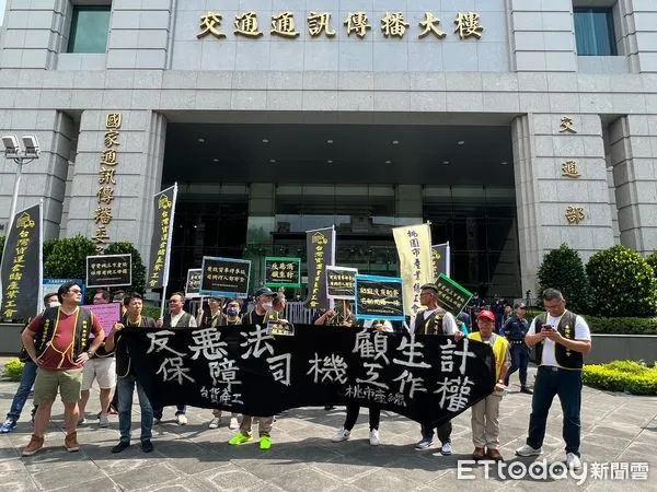 ▲▼貨運和計程車駕駛不滿記點制度,今赴交通部抗議。(圖/記者李姿慧攝)