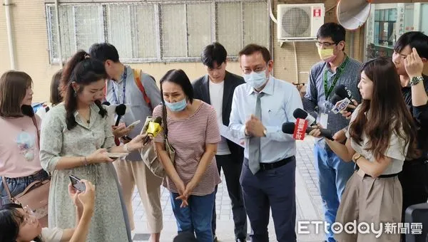 ▲▼季婦的辯護律師葛彥麟(右4)與季婦的二姊(右6)聆判後感謝合議庭法官。(圖/記者黃哲民攝)