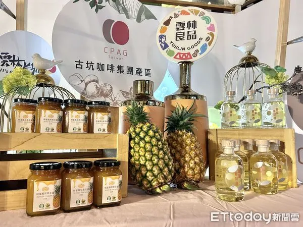 ▲縣府輔導在地農會與在地廠商蜜蜂故事館合作,將古坑鄉鳳梨結合蜂蜜,融入天然在地食材的概念,研發的「蜂蜜鳳梨發酵酒」、「蜂蜜鳳梨果茶醬」兩項產品。(圖/記者蔡佩旻攝)