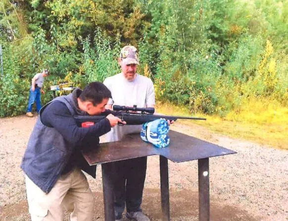 ▲▼華裔男小紅書兜售「獵熊團」2人190萬。(圖/翻攝自小紅書)