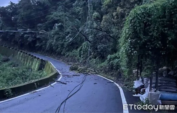 ▲颱風期間如遇電線掉落與外露時應立即通知台電處理,切勿自行撿拾或碰觸,避免觸電。(圖/資料照片,台電南投區處提供,下同)