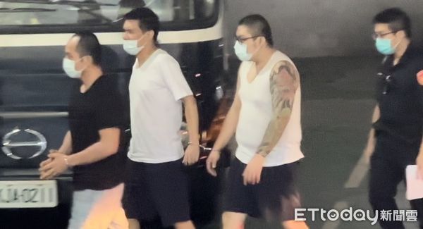 ▲▼北檢提訊在押的《國安法》共諜案主嫌、扯鈴教練魯紀賢(左)。(圖/記者劉昌松攝)