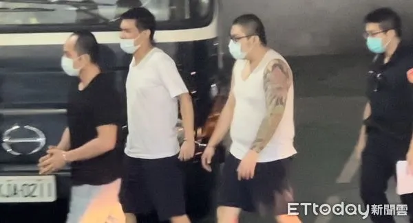 ▲▼北檢提訊在押的《國安法》共諜案主嫌、扯鈴教練魯紀賢(左)。(圖/記者劉昌松攝)