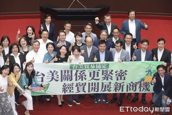 ▲▼台美貿易協定 立法院臨時會院會通過 立委合影見證。(圖/記者屠惠剛攝)