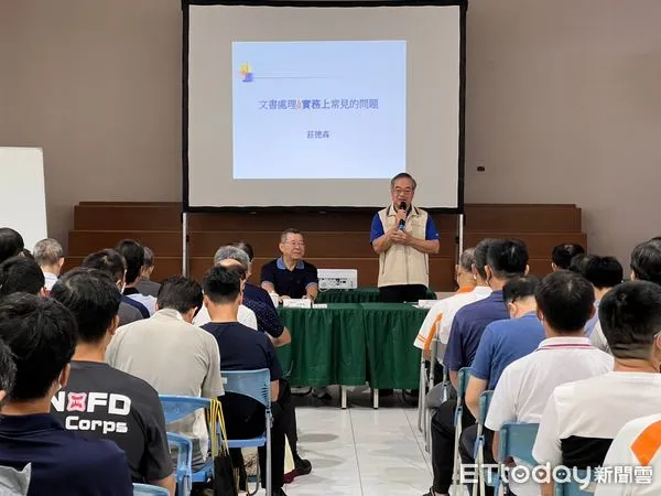 ▲台南市消防局為提升人員公文製作與文書處理品質,26日上午於7樓禮堂辦理「2023年度公文處理程序實務應用講習」。(圖/記者林悅翻攝,下同)