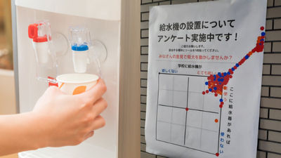 學校問卷要裝飲水機嗎？學生們投票「突破界線」貼出紙張　網笑：真的很渴